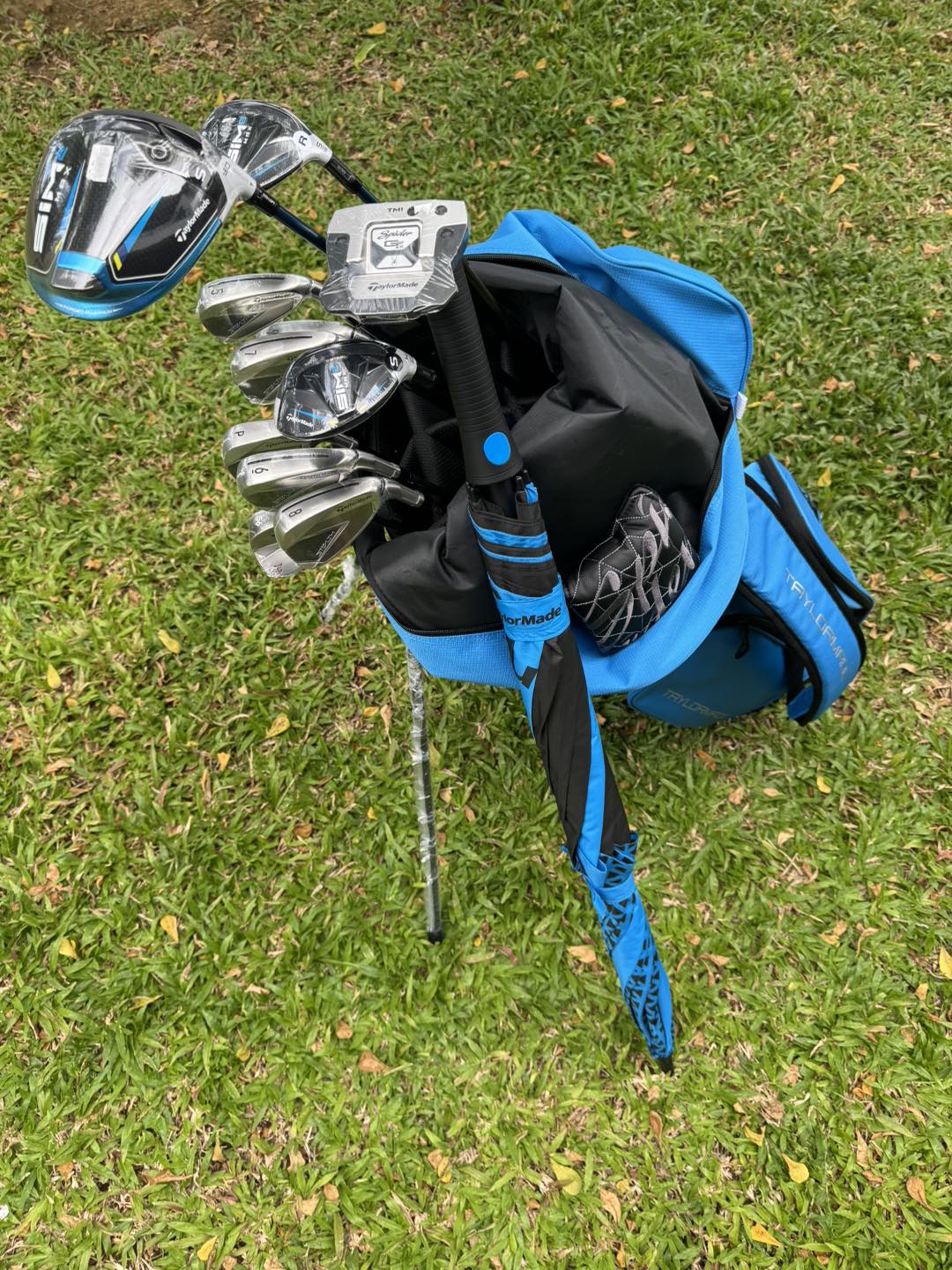 Brand New Taylormade Sim2 Max Golf Set With Stealth Irons 5-P, Drivers, Wedge, Woods, Putters, Umbrella & Bag